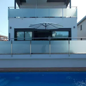 Moderna Con Piscina Individual Villa